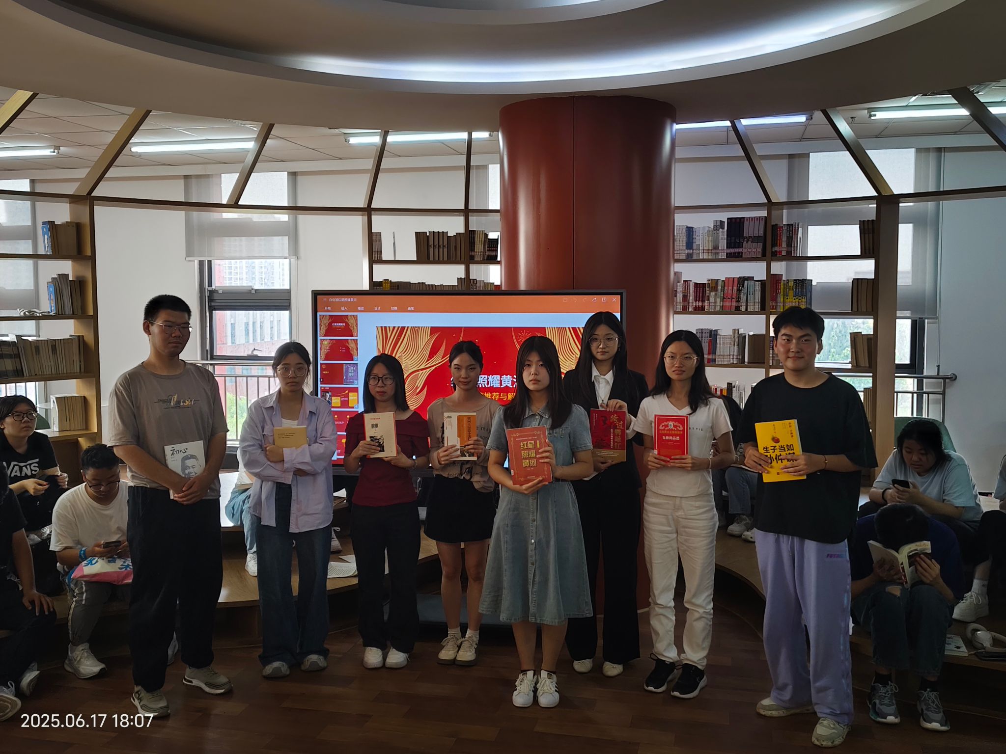 馆内新闻║图书馆举办 “品读红色经典 追寻信仰之光” 主题阅读活动