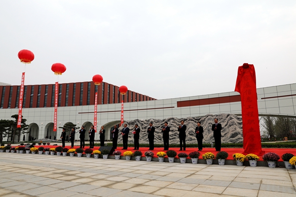 1601547717315090.jpg 领导.jpg